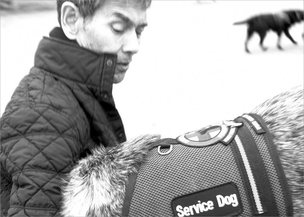 Vietnam War veteran Steve Loy and his service dog Merlin are never apart. If Steve becomes anxious, Merlin alerts him, sometimes before he even realizes what is happening. Through scent service dogs are able to detect anxiety, among other things, due to chemical changes in their handler’s body.